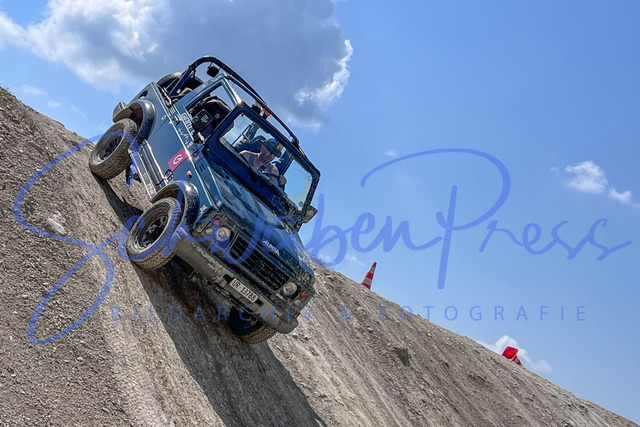 IMG_6978 | Vierradfahrzeuge testen unterschiedliches Terrain - ueber Stock und Stein

Offroad Grundkurs im Steinbruch. Unterschiedliche Fahrgegebenheiten mit dem gelaendegaengigem Offroad-Fahrzeug. 

Deutschland, Geisingen, Steinbruch Meichle und Mohr, 10.06.2023