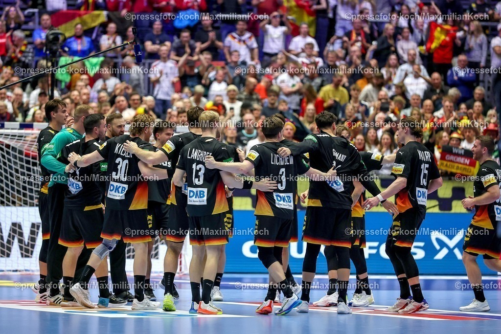 EHF19012602099 | 19.01.2026, Handball, Men's EHF EURO 2026, Deutschland - Spanien, Jyske Bank Boxen in Herning, Dänemark, Preliminary Round: Deutschland steht in der Hauptrunde nach dem Sieg gegen Spanien. Abschlussjubel nach dem Sieg   Tom Kiesler (Germany #30)  Matthes Langhoff (Germany #13)  Tom Kiesler (Germany #30)   Nils Lichtlein (Germany #03)  Marko Grgic (Germany #71)   Juri Knorr (Germany #15)  Mathis Häseler (Germany #14) 