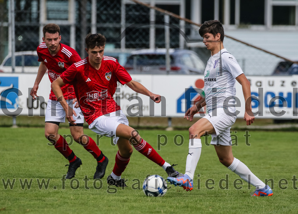 2023-07-30_044_FC_Lengdorf_gegen_SpVgg_Altenerding | Lengdorf, Deutschland, 30.07.2023:
Fußball, Kreisliga 2023 / 2024, 1. Spieltag, FC Lengdorf gegen SpVgg Altenerding, Endergebnis: 1:1

Tobias Lechner (FC Lengdorf, #13), Lukas Fischer (FC Lengdorf, #17), Samuel Kronthaler (SpVgg Altenerding, #8)

Foto: Christian Riedel / fotografie-riedel.net