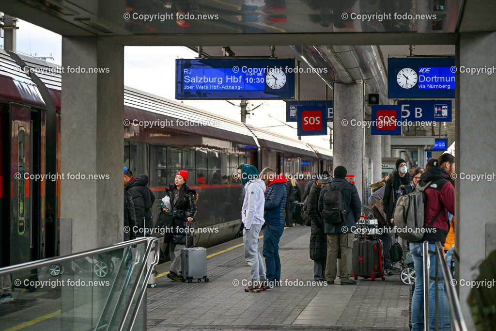 Hauptbahnhof Linz_ Bahnhofshalle_ Bahnsteig_ 26.12.2023-23 | 26.12.2023, Hauptbahnhof Linz, AUT, Bahnhofshalle und Bahnsteig, im Bild Bahnhofshalle, Bahnsteig, Zug, Fahrgaeste, Ticket, Ticketautomat, OEBB, Reisende, Gepaeck, Railjet, Westbahn, ICE, DB, Schild, Anzeigetafel, Linz