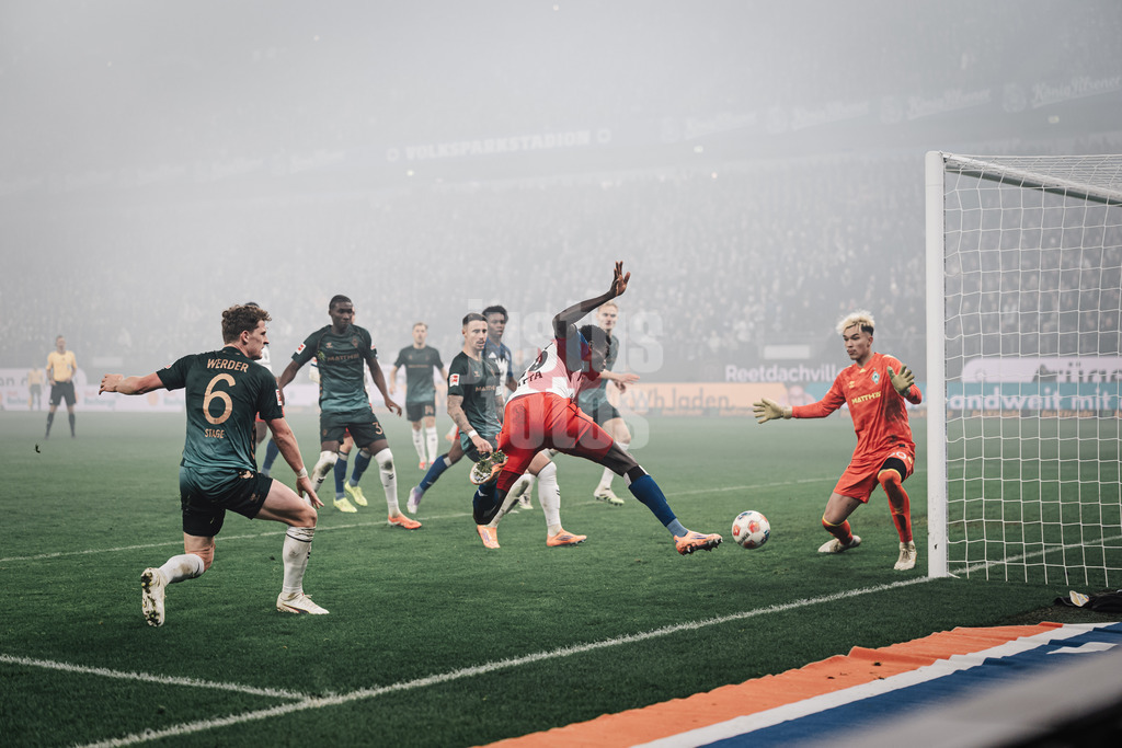 Fußball | Männer | Saison 2025/2026 | 1. Fußball-Bundesliga | 13. Spieltag | Hamburger SV vs. SV Werder Bremen | 07.12.2025 | Torschuss von Bakery Jatta (#18, HSV)