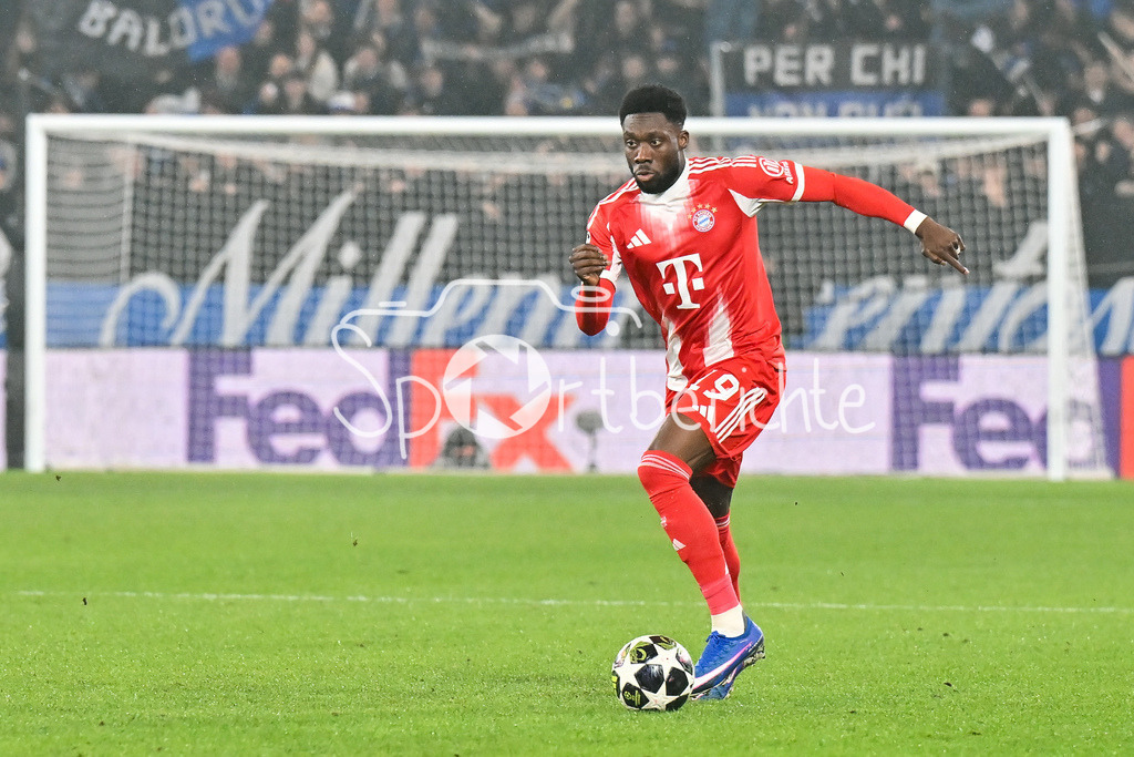 Atalanta Bergamo - FC Bayern München | BERGAMO, ITALY - 10. MARCH: with Ball Alphonso DAVIES (FC Bayern Munich 19) during the UEFA Champions League match between Atalanta Bergamo vs. FC Bayern Munich on first leg of round of 16 at New Balance Arena