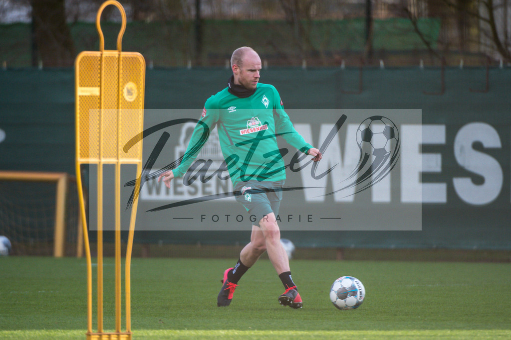 20200218_TRASVW_0023 | Fussball, Herren: Davy Klaassen (Werder Bremen) in Aktion, am Ball, Einzelaktion waehrend der Trainingseinheit des SV Werder Bremen auf dem wohninvest Weserstadion Trainingsplatz am 18.02.2020 in Bremen, Deutschland. - Realisiert mit Pictrs.com