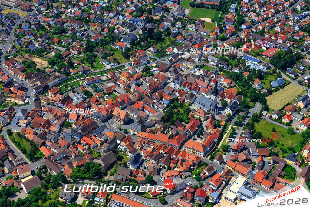 Die Luftaufnahme der Stadt Bad Staffelstein wurde 2017 vom Flugzeug heraus erstellt ( keine Drohne )- hohe Auflösung für beste Qualität