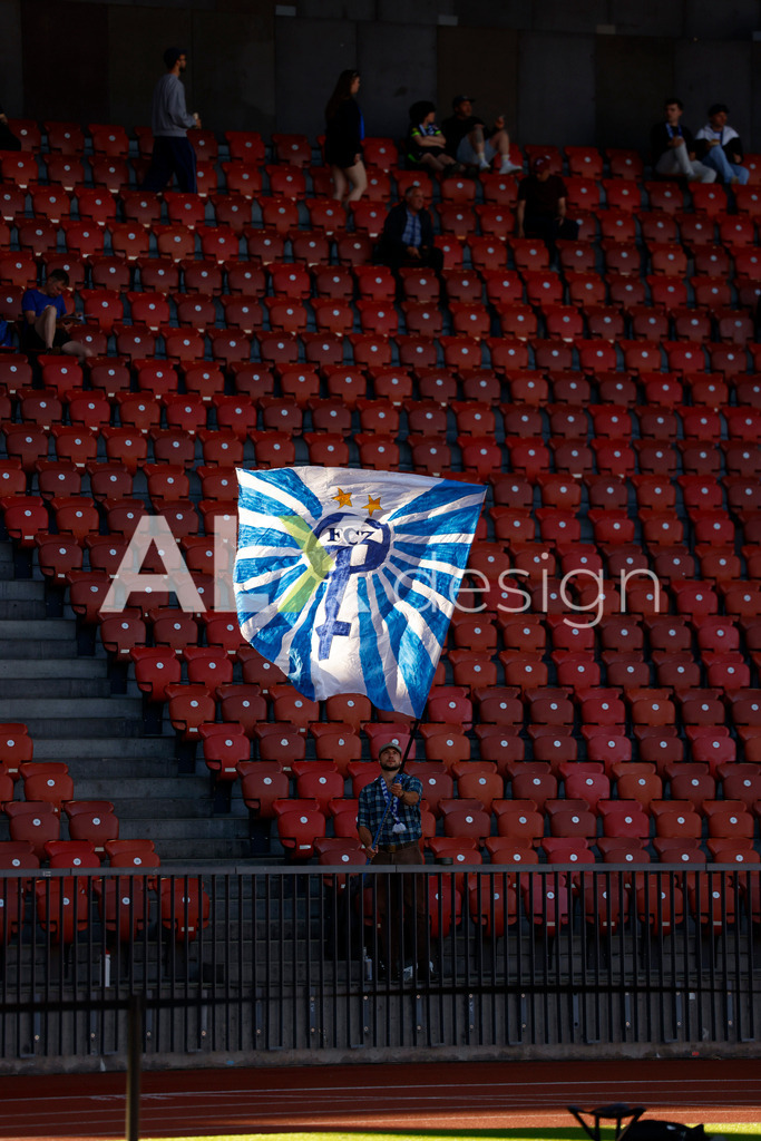 GC Zürich vs FC Zürich - AXA Women’s Super League Playoffs - Stadion Letzigrund | FC Zürich Fans before the AXA Women’s Super League Playoffs quarter-final second leg between GC Zürich and FC Zürich at Stadion Letzigrund, Zurich, Switzerland. - Realisiert mit Pictrs.com