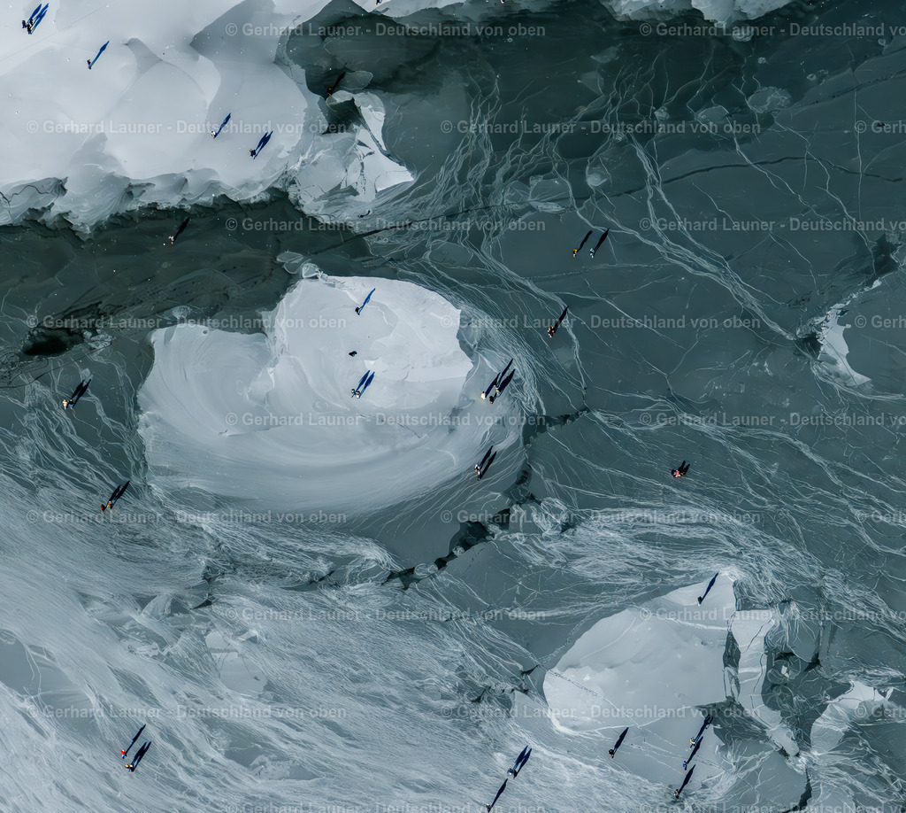 4043943 | MüNSTER 13.02.2021 Winterlich schneebedeckte Spaziergänger und Passanten laufen auf der Eisschicht der zugefrorenen Uferbereiche der See - Oberfläche des Aasee im Ortsteil Pluggendorf in Münster im Bundesland Nordrhein-Westfalen, Deutschland. // Wintry snowy strollers and passers-by walk on the ice sheet of the frozen bank areas of the lake - surface of Aasee in the district Pluggendorf in Muenster in the state North Rhine-Westphalia, Germany. Foto: Gerhard Launer