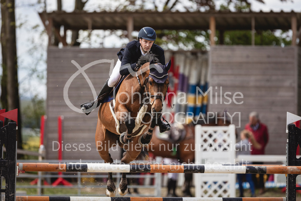 240428_Spenge_M2-Spr-158 | Deine schönsten Turniermomente als professionelle Fotos! Entdecke hochwertige Pferdesport-Fotografie im Online-Shop. Jetzt Fotos finden & bestellen!