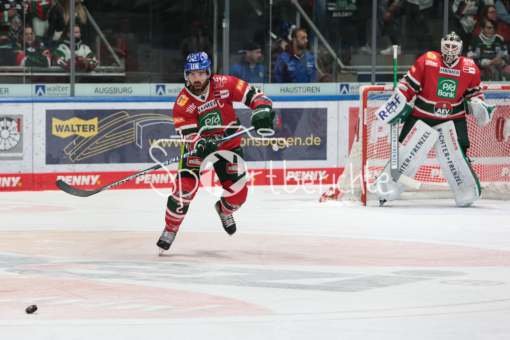 Augsburger Panther - Grizzlys Wolfsburg | Braden LAMB (AEV #2) spielt einen Pass