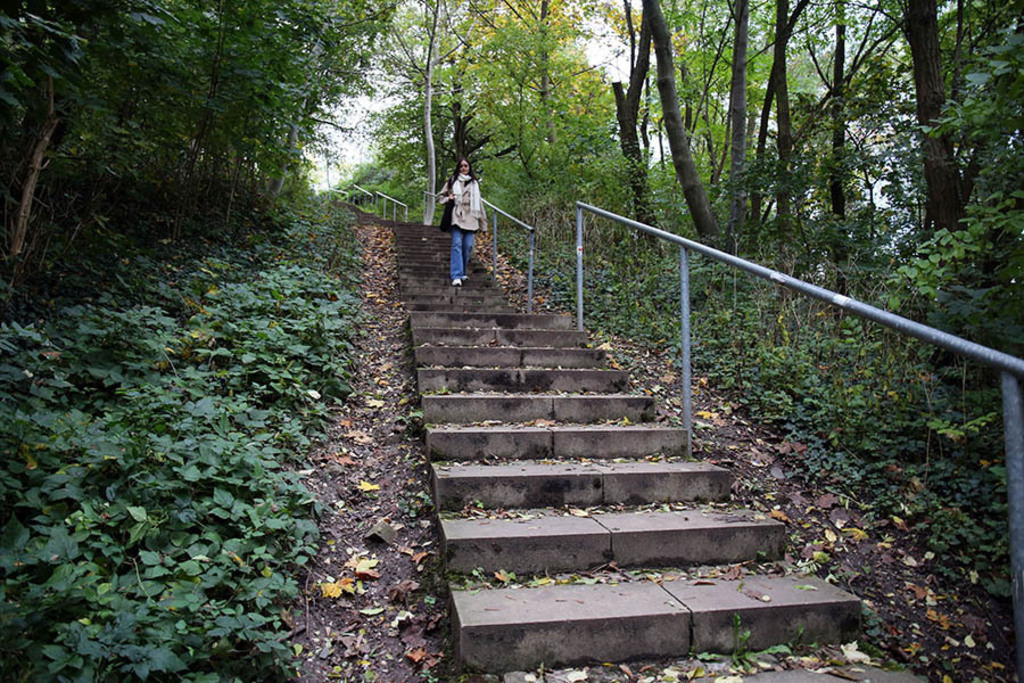 Foto: Leipzig - Etzoldsche Sandgrube - Park und Gedenkort | Das Team hinter BILDLEXIKON LEIPZIG bündelt historische wie aktuelle Informationen über die Stadt Leipzig in Text und Bild auf einer Plattform und stellt diese der interessierten Öffentlichkeit zur Verfügung.