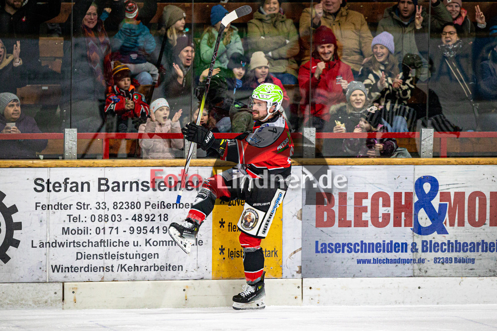 TSV Peißenberg MINERS gegen ESC Kempten SHARKS | Eishockey Bayernliga Herren Pre-Playoffs 2024/25, TSV Peißenberg MINERS gegen ESC Kempten SHARKS, 20250131,Marek HALODA (MINERS 64) Torjubel, Zuschauer, Jubel,2025-01-31 in Peißenberg (Eisstadion Peißenberg)Marek HALODA (MINERS 64)Copyright: WolfgangxLindner foto-lindner.de