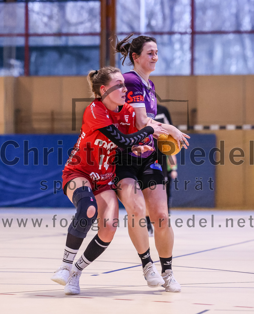 2025-02-22_109_SpVgg_Altenerding_gegen_TG_Landshut | Erding, Deutschland, 22.02.2025:Handball, Bezirksoberliga Frauen Altbayern 2024 / 2024, 15. Spieltag, SpVgg Altenerding gegen TG Landshut, Endergebnis: 25:22Isabella Gschossmann (TG Landshut, #14), Janina Konrad (SpVgg Altenerding, #2)Foto: Christian Riedel / fotografie-riedel.net