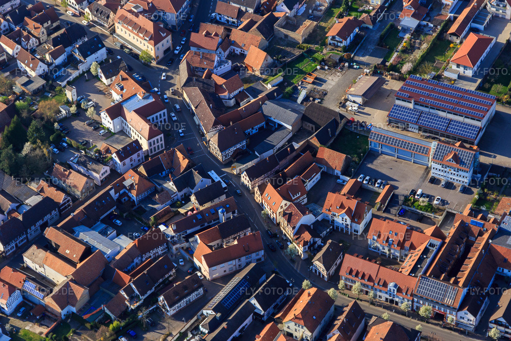 Luftbild: Ob. Hauptstraße mit Verbands- und Gemeindewerke Herxheim und VR Bank Südliche Weinstraße-Wasgau eG Geschäftsstelle Herxheim in Herxheim bei Landau im Bundesland Rheinland-Pfalz in Deutschland. Foto: IMG_097920.jpg vom 30.03.2017 durch Werner Riehm/FLY-FOTO.deWWW.GEMEINDEWERKE-HERXHEIM.DE