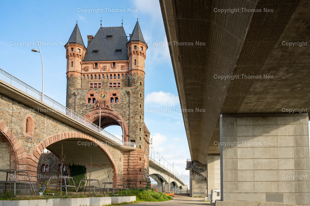 Nibelungenbruecke_Worms__Thomas_Neu_Fotografie-25 | Die Nibelungenbrücke verbindet die rheinland-pfälzische Stadt Worms über den Rhein mit den hessischen Städten Lampertheim und Bürstadt.Nachdem bei Worms der Fährbetrieb urkundlich seit dem Jahr 858 belegt ist, entstand die erste Schiffsbrücke im Jahr 1855. Die erste feste Brücke über den Rhein war von 1900 bis 1945 die Ernst-Ludwig-Brücke. Die im Zweiten Weltkrieg zerstörte Brücke wurde als Nibelungenbrücke (heute „alte“ Nibelungenbrücke genannt) von 1951 bis 1953 wieder aufgebaut.Die Nibelungenbrücke in Worms ist eine der wichtigsten Rheinquerungen der Region und prägt mit ihrem markanten Brückenturm das Stadtbild. Der Turm, ursprünglich als repräsentatives Stadttor zur Nibelungensage gestaltet, gilt bis heute als eines der bekanntesten Wahrzeichen von Worms. Die Brücke verbindet das rheinhessische und rheinland-pfälzische Ufer und bietet beeindruckende Ausblicke auf den Rhein, die Wormser Innenstadt und die umliegende Landschaft. Durch ihre besondere Architektur und historische Bedeutung ist die Nibelungenbrücke ein beliebtes Motiv für Fotografen und Besucher.,, Bild: Thomas Neu