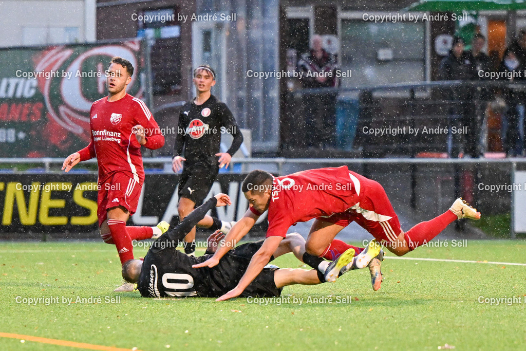 FC Kilia Kiel II vs TSV Flintbek | Dariush Sommerfeld (Flintbek #6) foult Lucas Groß (Kilia #10) auf Kosten eines 11m / Fußball-Verbandsliga Ost Männer 2026/2027 / FC Kilia Kiel II vs TSV Flintbek / Kilia Sportplatz / Kiel / 10.10.26 - Realisiert mit Pictrs.com