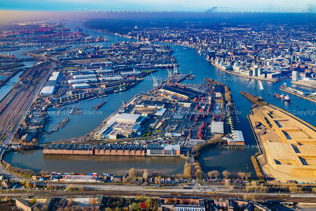 Hamburg_Kleiner_Grasbruch_Unikai_HHLA_ELS_5812231124 | HAMBURG 23.11.2024 Hafenanlagen am Ufer des Hafenbeckens Kleiner Grasbrook mit Logistikhallen in Hamburg, Deutschland. Weiterführende Informationen bei: HPA Hamburg Port Authority,  Hamburger Hafen und Logistik Aktiengesellschaft,  UNIKAI Lagerei- und Speditionsgesellschaft mbH,  Weidner & Co. // Port facilities on the shores of the harbor of Kleiner Grasbrook with logistic halls in Hamburg, Germany. Further information at: HPA Hamburg Port Authority,  Hamburger Hafen und Logistik Aktiengesellschaft,  UNIKAI Lagerei- und Speditionsgesellschaft mbH,  Weidner & Co. Foto: Martin Elsen
