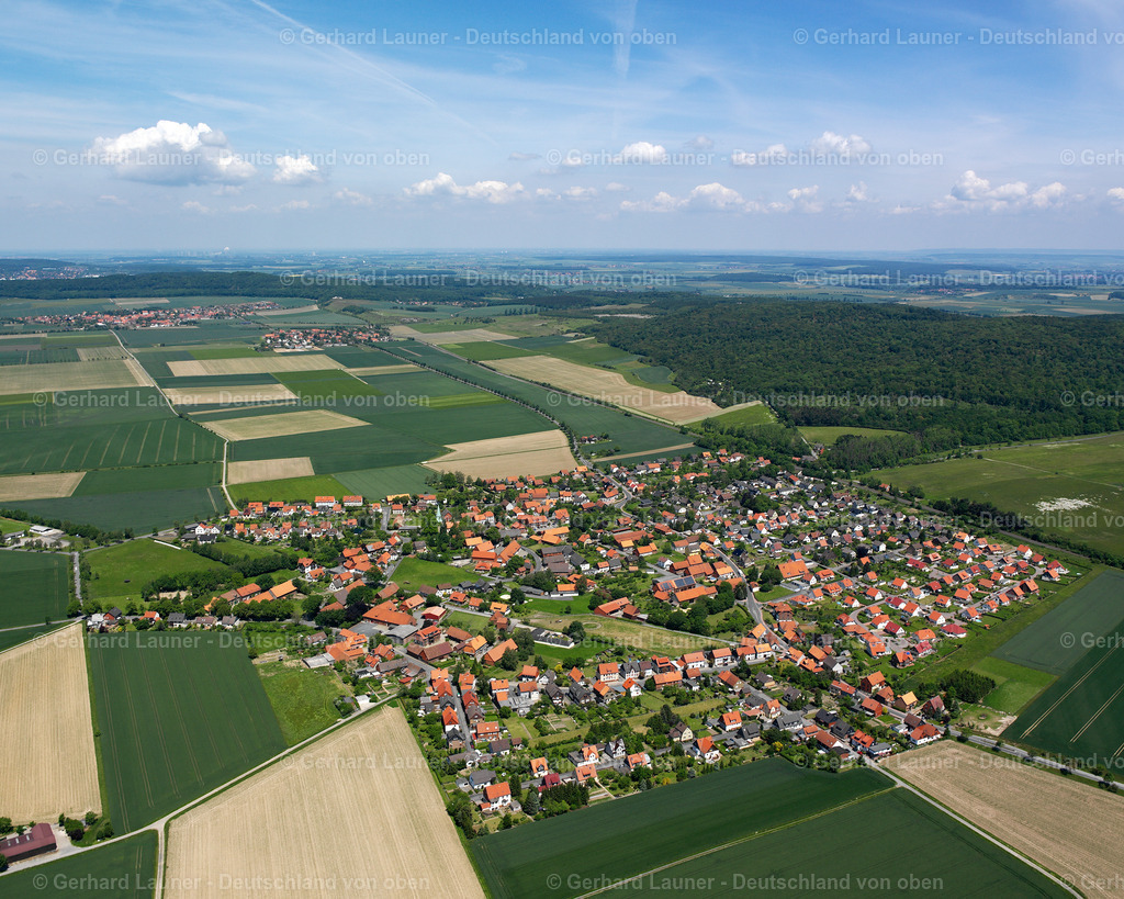 2638236 | DöRNTEN 09.06.2006 Landwirtschaftliche Nutzflächen und Feldgrenzen  umsäumen das Siedlungsgebiet des Dorfes in Dörnten im Bundesland Niedersachsen, Deutschland // Agricultural land and field boundaries surround the settlement area of the village  in Dörnten in the state Lower Saxony, Germany Foto: Gerhard Launer