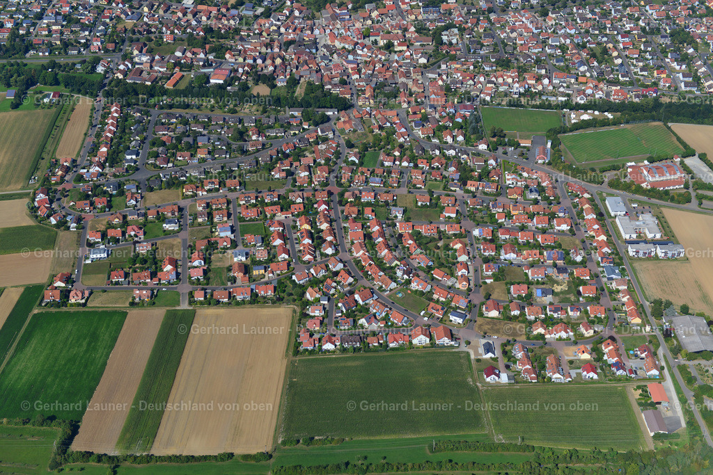 3650211 | KüRNACH 31.08.2016 Wohngebiet einer Einfamilienhaus- Siedlung am Rande von landwirtschaftlichen Feldern in Kürnach im Bundesland Bayern, Deutschland // Single-family residential area of settlement on the edge of agricultural fields in Kürnach in the state Bavaria, Germany Foto: Gerhard Launer