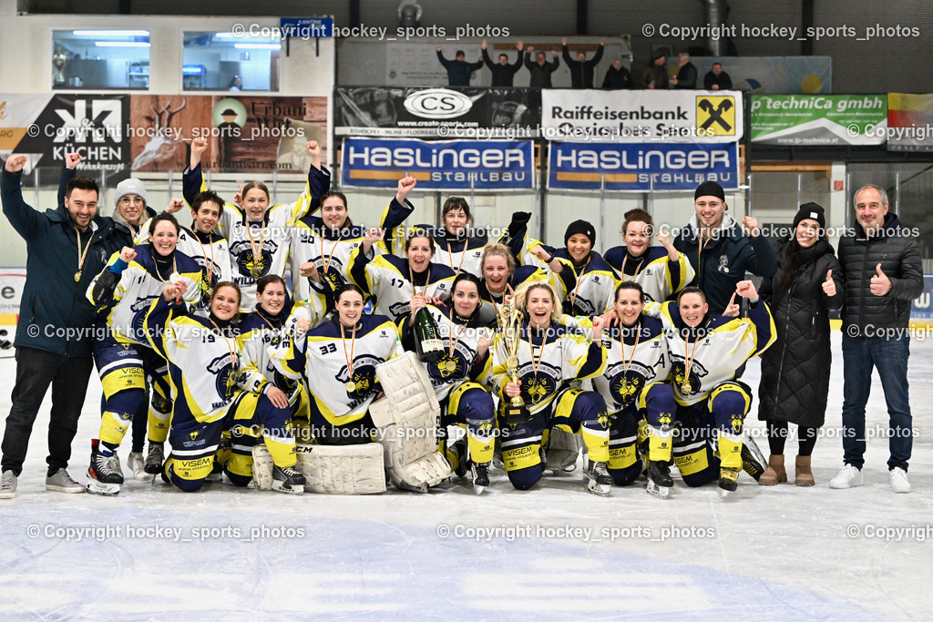 WILDCATS PATERNION & Lady Hawks Siegerehrung-Meisterfeier | Meisterfoto 2024/25 Wildcats Paternion, Mannschaftsfoto Wildcats Paternion, KEHV-Wettspielreferent Michael Baumer, KEHV-Damenreferentin Sabine Huber, WILDCATS PATERNION &amp; Lady Hawks Siegerehrung-Meisterfeier, WILDCATS PATERNION &amp; Lady Hawks Siegerehrung-Meisterfeier am 12.03.2025 in Steindorf (Ossiachersee Halle), Austria, (Photo by Bernd Stefan)