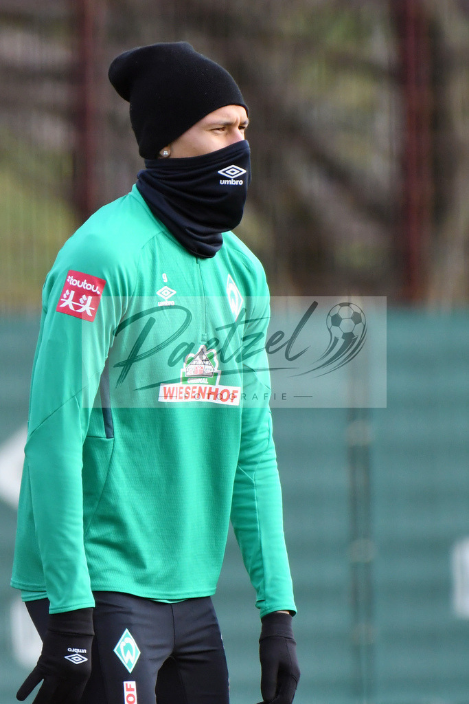 20200212_TRASVW_0059 | Fussball, Herren: Davie Selke (Werder Bremen) schaut waehrend der Trainingseinheit des SV Werder Bremen auf dem wohninvest Weserstadion Trainingsplatz am 12.02.2020 in Bremen, Deutschland. - Realisiert mit Pictrs.com