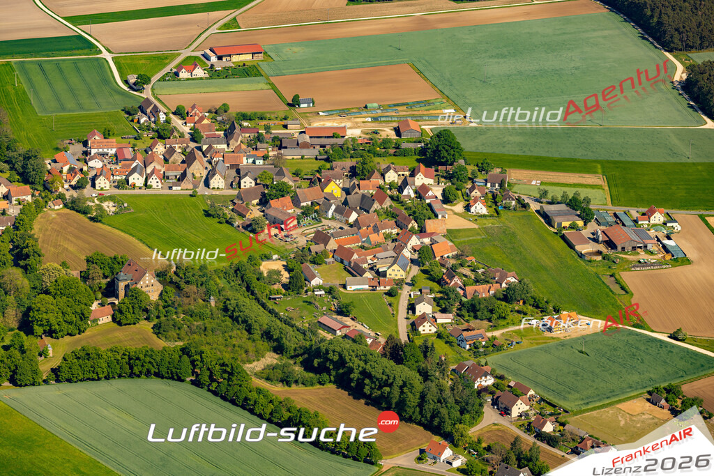 Das Luftbild zeigt : Dürrenmungenau Abenberg - Die Luftaufnahme wurde 2024 vom UL-Flugzeug aus erstellt ( keine Drohne ) - Hochauflösende Luftaufnahme - Für grossformatige Ausdrucke geeignet. Die Geschenkidee !Mit Lizenz und Bildrechte bestellbar