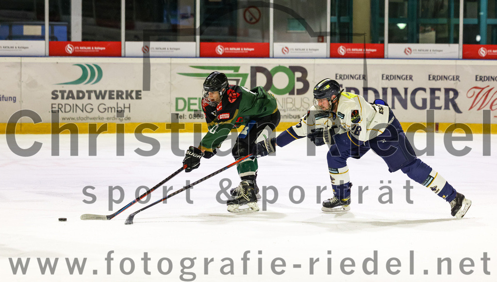 2022-11-26_116_TSV_Erding_gegen_ESC_Geretsried | Erding, Deutschland, 26.11.2022:
Eishockey, Bayernliga U20 2022 / 2023, xx. Spieltag, TSV Erding gegen ESC Geretsried, Endergebnis: 5:3

Ryan Finn Henke (Erding Gladiators, #10), Martin Sanner (ESC Geretsried, #28)

Foto: Christian Riedel / fotografie-riedel.net
