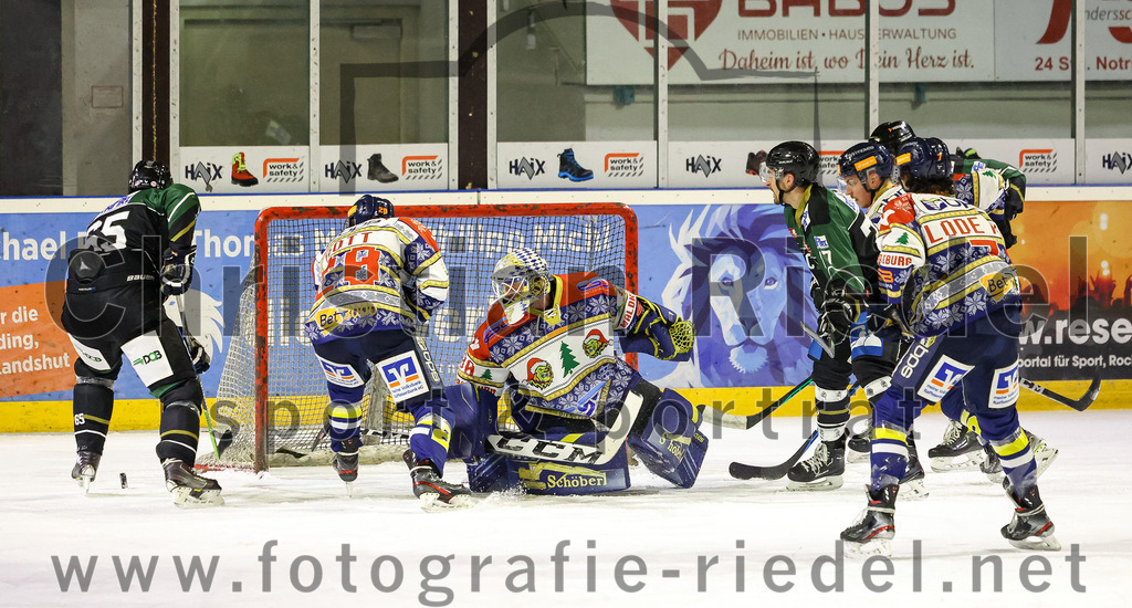 2022-12-09_071_TSV_Erding_gegen_EHC_Waldkraiburg | Erding, Deutschland, 09.12.2022:
Eishockey, Bayernliga 2022 / 2023, 19. Spieltag, TSV Erding gegen EHC Waldkraiburg, Endergebnis: 9:2

Thomas Plihal (Erding Gladiators, #65), Thomas Rott (EHC Waldkraiburg, #20), Torwart Kevin Yeingst (EHC Waldkraiburg, #80), Philipp Michl (Erding Gladiators, #77), Rene Mertz (EHC Waldkraiburg, #55)

Foto: Christian Riedel / fotografie-riedel.net