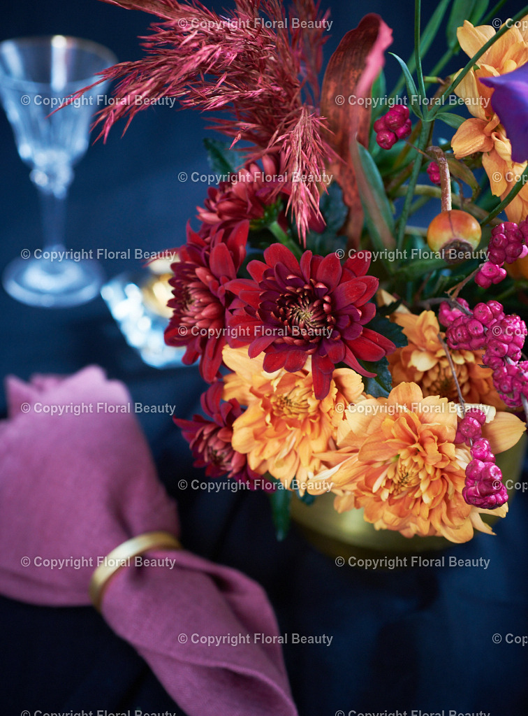 Rot-oranger Strauß aus Nelken und Chrysanthemen | Onlineshop für hochwertige Wandbilder. Bei uns findet ihr selbstgestaltete Blumenmotive. Das perfekte Geschenk, als Praxisdeko oder die eigene Wohnung. Alle künstlerischen Blumenfotos sind auf Leinwand, FineArtPrint, Kunstdruck und vielem mehr zu erwerben - Realisiert mit Pictrs.com
