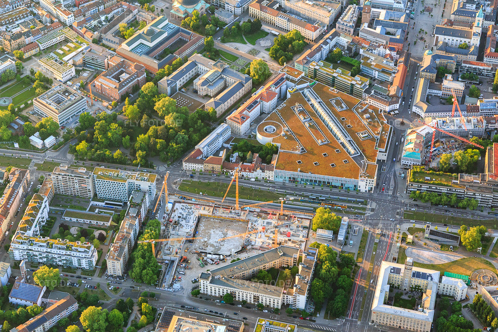 Luftbild: Baustelle des abgerissenen Versicherunghochhaus an der Kriegstraße gegenüber des Ettlinger Tor Karlsruhe Zentrums im Ortsteil Südweststadt in Karlsruhe im Bundesland Baden-Württemberg in Deutschland. Foto: IMG_146748.jpg vom 14.05.2025 durch Werner Riehm/FLY-FOTO.deinstagram