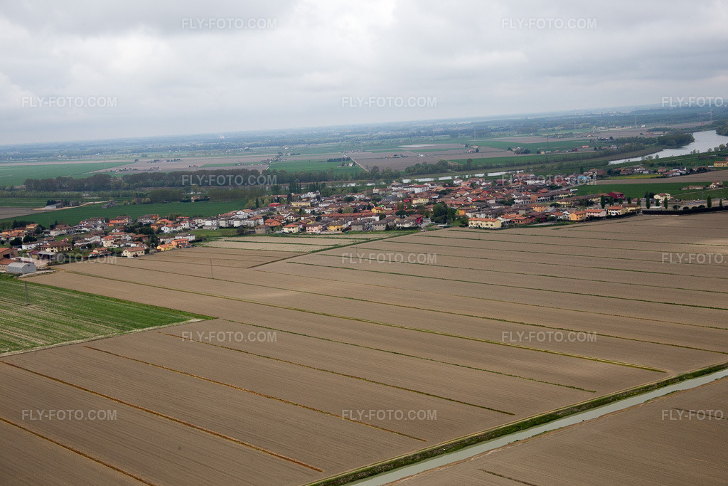 Aerial view: View of the town in Scovetta in the state Veneto, Italy. – Photo: IMG_087714.jpg taken on 04/09/2016 by Werner Riehm/FLY-FOTO.com – Resolution of the original: 5472 x 3648 px
