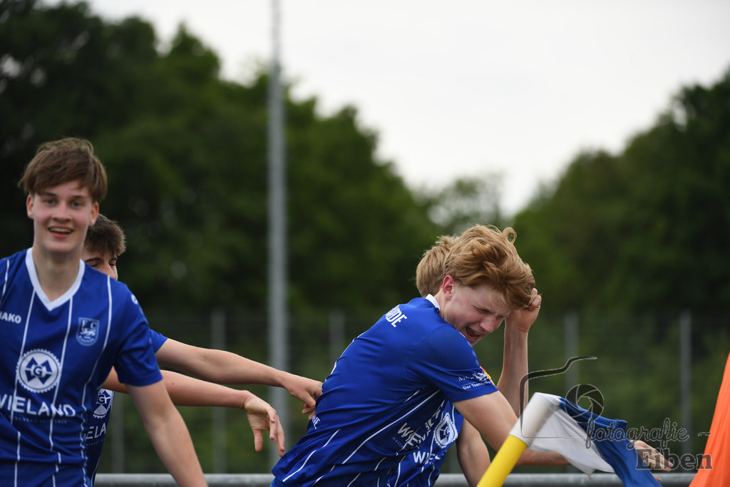 FC Rastede-JSG Esens/Dornum | B-Jugend Bezirksliga; FC Rastede (blau)-JSG Esens/Dornum (weiß) am 24.05.2025 in Rastede (Sportanlage Kötterswegs), Photo: Philip Eiben 2025 - Realisiert mit Pictrs.com