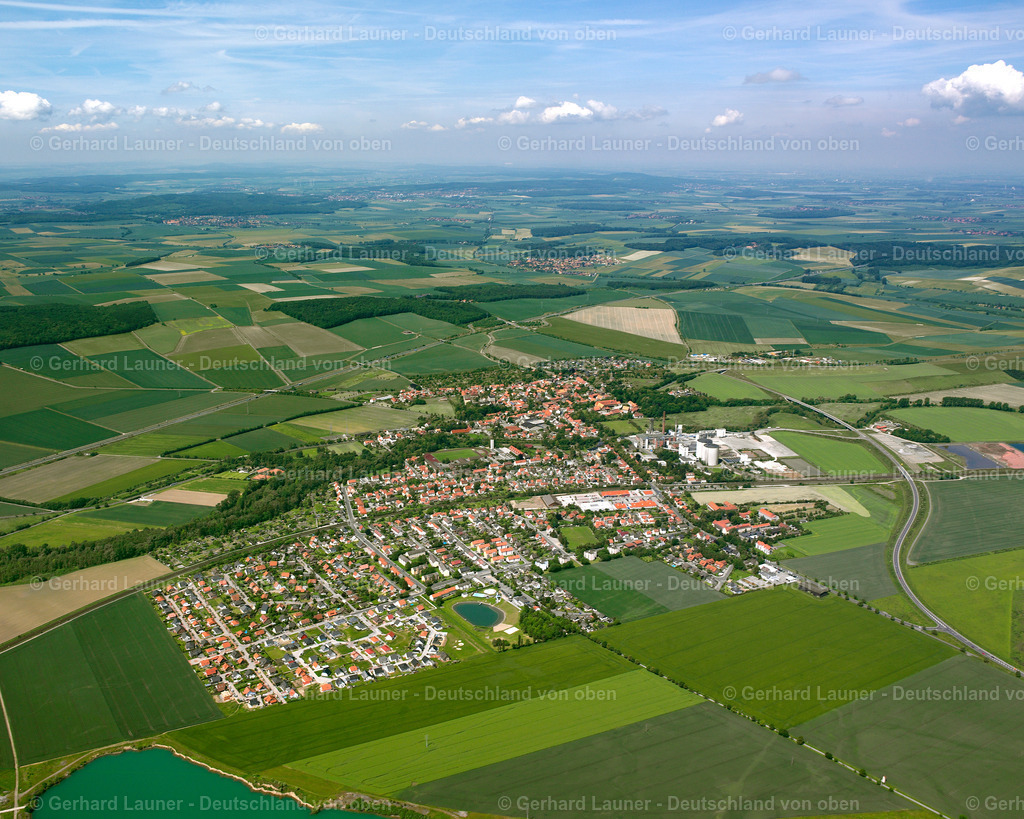 2638151 | SCHLADEN 09.06.2006 Von Wald und Forstgebieten umgebener Ortskern der Straßen und Häuser und Wohngebiete in Schladen im Bundesland Niedersachsen, Deutschland // Surrounded by forest and forest areas center of the streets and houses and residential areas in Schladen in the state Lower Saxony, Germany Foto: Gerhard Launer