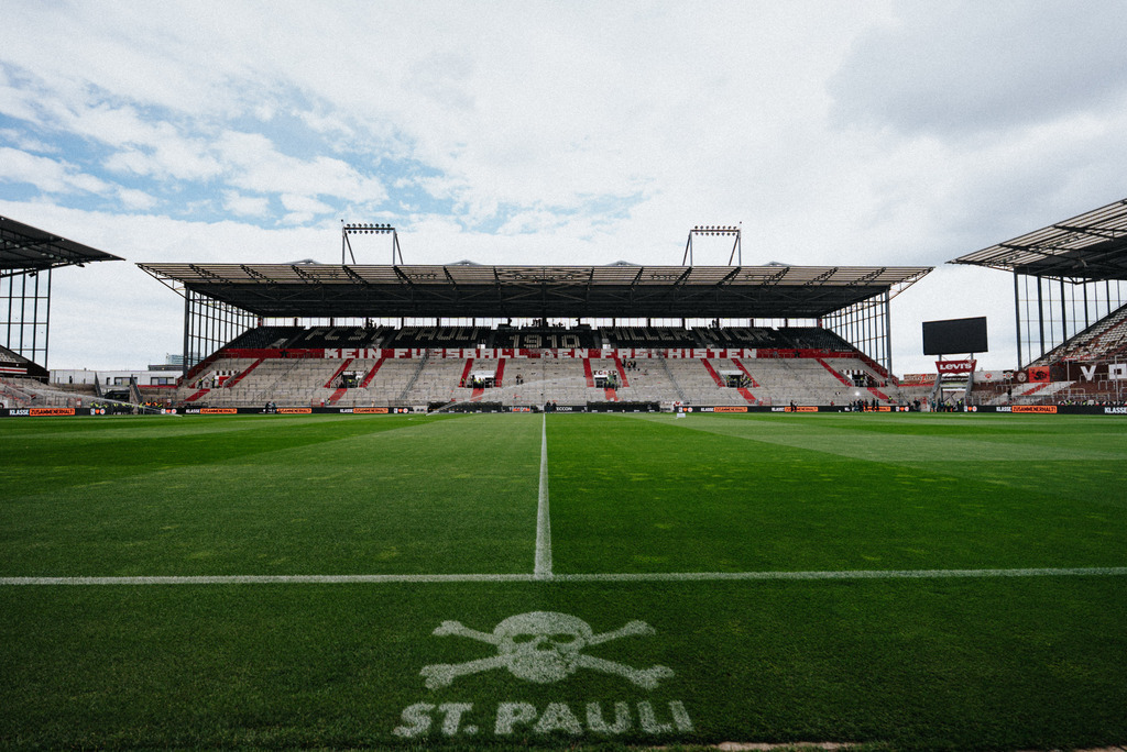 FCP08610 | Der offizielle Shop für FC St. Pauli Fotos. Wähle aus Spielszenen & Fanmomenten dein FCSP Wunschformat. Wir liefern Millerntor-Atmosphäre.
