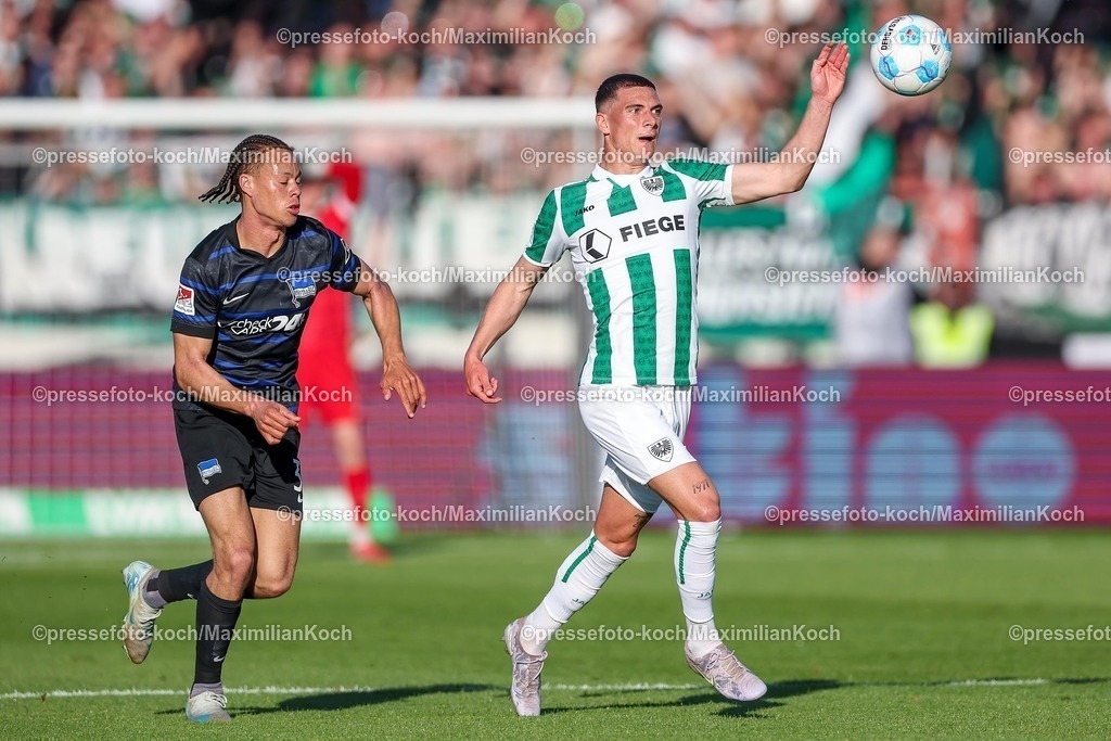 SCP09052501062 | 09.05.2025, Fußball, Preußen Münster - Hertha BSC, 2. Fußball Bundesliga, 33. Spieltag, Preußenstadion, Saison 2024 2025: Derry Scherhant (Hertha BSC #39) im Zweikampf gegen Luca Bazzoli (Preussen Muenster #32) DFB regulations prohibit any use of photographs as image sequences and or quasi-video.