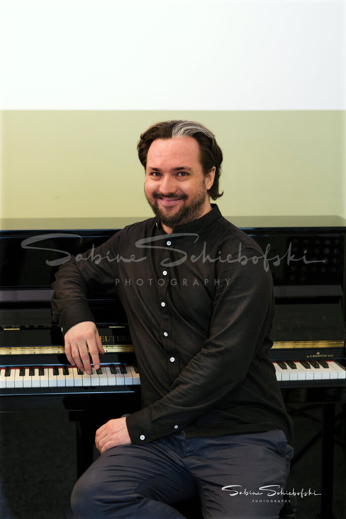 "Dmitri" | People- und Tierfotografie, Imageaufnahmen, Veranstaltungsfotografie und Wandbilder aus der Natur ★ Made in Germany ✔️ Druck + Downloads ✔️ Naturfotografie in Top Qualität ★ schneller Versand, weltweite Lieferung! - Realisiert mit Pictrs.com