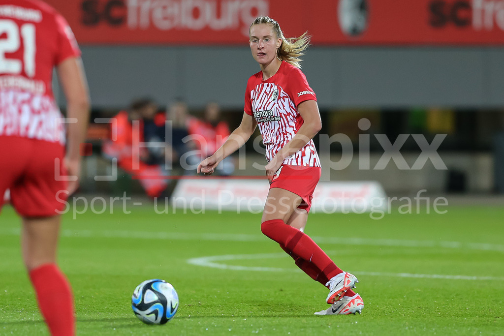 Fussball, Google Pixel Frauen-Bundesliga, SC Freiburg - SV Werder Bremen | v.li.: Janina Minge (SC Freiburg, 9) am Ball, Einzelbild, Ganzkörper, Aktion, Action, Spielszene, DIE DFB-RICHTLINIEN UNTERSAGEN JEGLICHE NUTZUNG VON FOTOS ALS SEQUENZBILDER UND/ODER VIDEOÄHNLICHE FOTOSTRECKEN. DFB REGULATIONS PROHIBIT ANY USE OF PHOTOGRAPHS AS IMAGE SEQUENCES AND/OR QUASI-VIDEO.