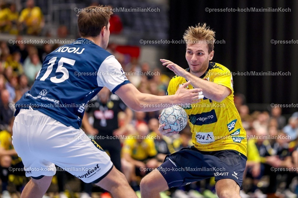 BHC16112501079 | 16.11.2025, Handball, HBL, Bergischer HC - Rhein-Neckar Löwen, Mitsubishi Electric HALLE Düsseldorf: Lars Kooij (BHC #15) im Zweikampf gegen  Mathias Larson (Rhein-Neckar Löwen #04) 