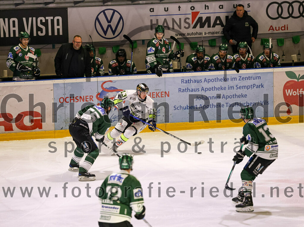 2024-02-02_043_TSV_Erding_gegen_ERSC_Amberg | Erding, Deutschland, 02.02.2024:
Eishockey, Bayernliga Vorrunde 2023 / 2024, 30. Spieltag, TSV Erding gegen ERSC Amberg, Endergebnis: 1:0

Petr Pohl (Erding Gladiators, #55), Davin Maus (ERSC Amberg, #13), Michael Franz (Erding Gladiators, #13)

Foto: Christian Riedel / fotografie-riedel.net