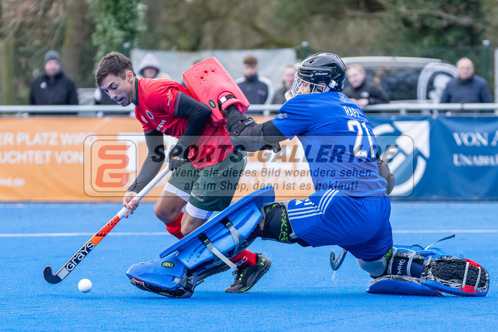 HK_20240323_109999 | 1. Bundesliga Hockey Herren Crefelder HTC - Mannheimer HC am 23.3.2024 Crefelder HTC  Hüttenallee, Krefeld , Martin Ignacio Ferreiro ( Crefelder HTC #18 ) , Adrian Rafi Torwart ( Mannheimer HC #21 )