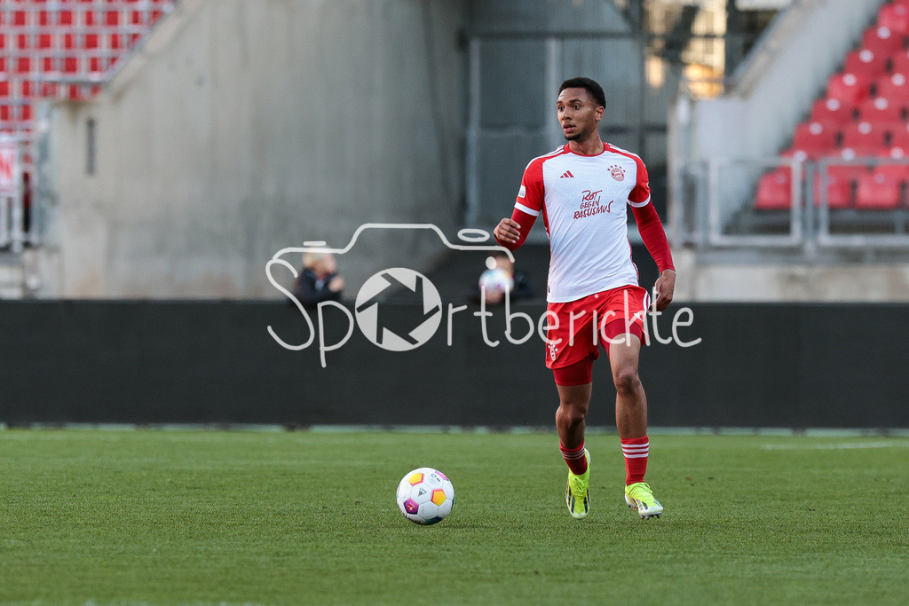 1. FC Nürnberg II - FC Bayern Amateure | am Ball Vincent MANUBA (FCB #20) / Freisteller / Einzelfoto