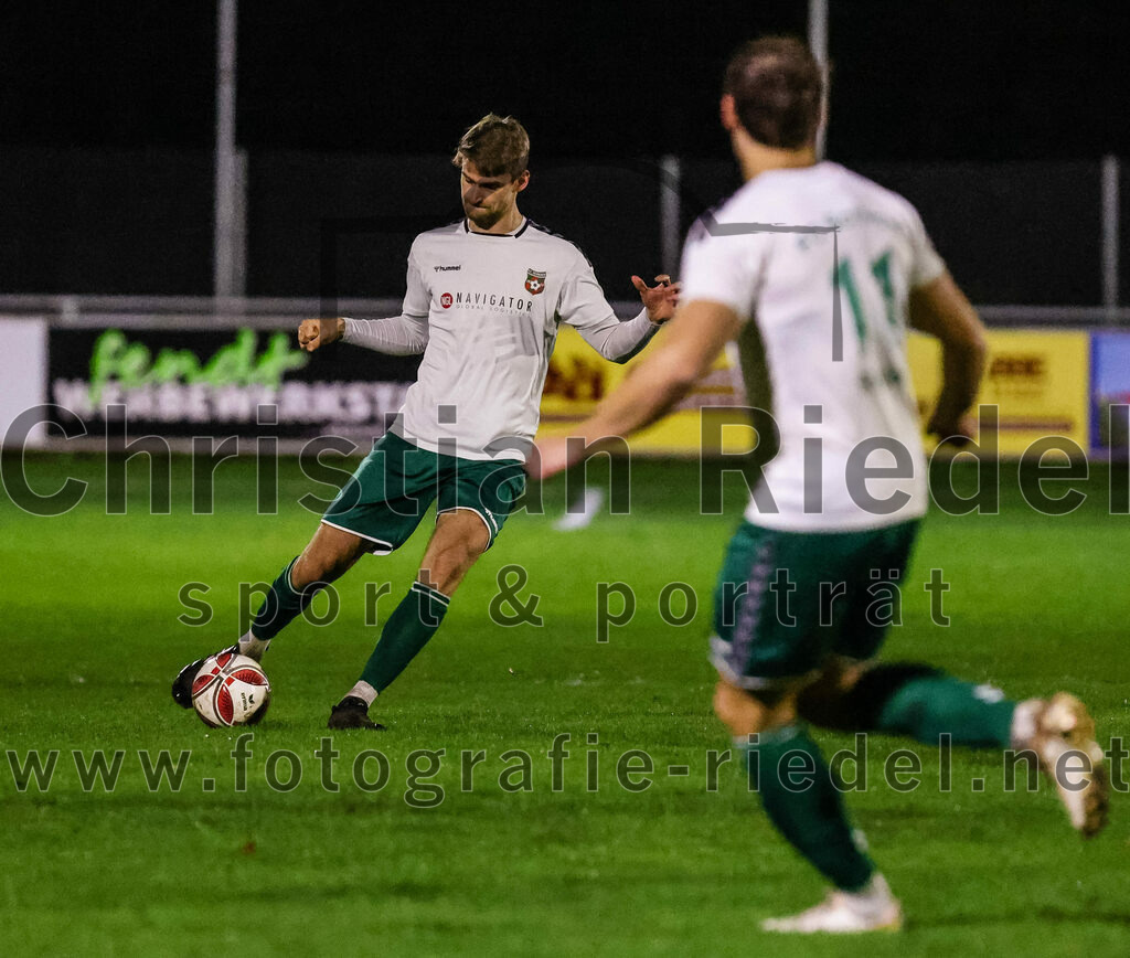 2023-11-17_022_FC_Schwaig_gegen_SpVgg_Feldmoching | Oberding, Deutschland, 17.11.2023:
Fußball, Landesliga Südost 2023 / 2024, 21. Spieltag, FC Schwaig gegen SpVgg Feldmoching, Endergebnis: 1:1

Johannes Empl (FC Schwaig, #14)

Foto: Christian Riedel / fotografie-riedel.net