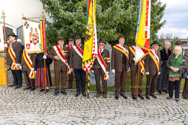 Kranzniederlegung am Karner bei der Stadtpfarrkirche "Maria in Dorn" | Bildershop von pixelworld.at - Realisiert mit Pictrs.com
