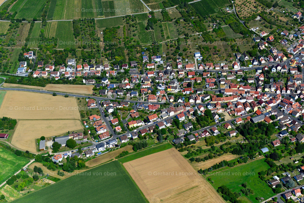 3650101 | RIMPAR 31.08.2016 Wohngebiet einer Einfamilienhaus- Siedlung am Rande von landwirtschaftlichen Feldern in Rimpar im Bundesland Bayern, Deutschland // Single-family residential area of settlement on the edge of agricultural fields in Rimpar in the state Bavaria, Germany Foto: Gerhard Launer