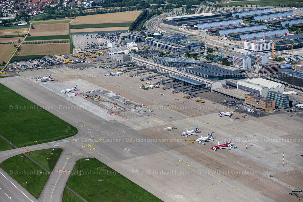 4047241 | FILDERSTADT 11.08.2021 Start- und Landebahnen mit Rollwegen Hangaranlagen und Terminals auf dem Gelände des Flughafen in Stuttgart im Bundesland Baden-Württemberg, Deutschland. Weiterführende Informationen bei: Flughafen Stuttgart GmbH. // Runway with hangar taxiways and terminals on the grounds of the airport in Stuttgart in the state Baden-Wuerttemberg, Germany. Further information at: Flughafen Stuttgart GmbH. Foto: Gerhard Launer
