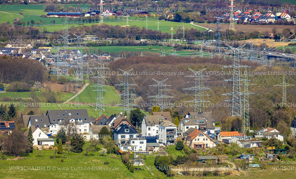Herdecke220401708 | Luftbild, Strommasten mit Stromleitungen und Wohnhäuser der Straße Auf dem Schnee mit Blick nach Witten-Rüdinghausen, Witten, Stadtgrenze zu Herdecke, Ruhrgebiet, Nordrhein-Westfalen, Deutschland