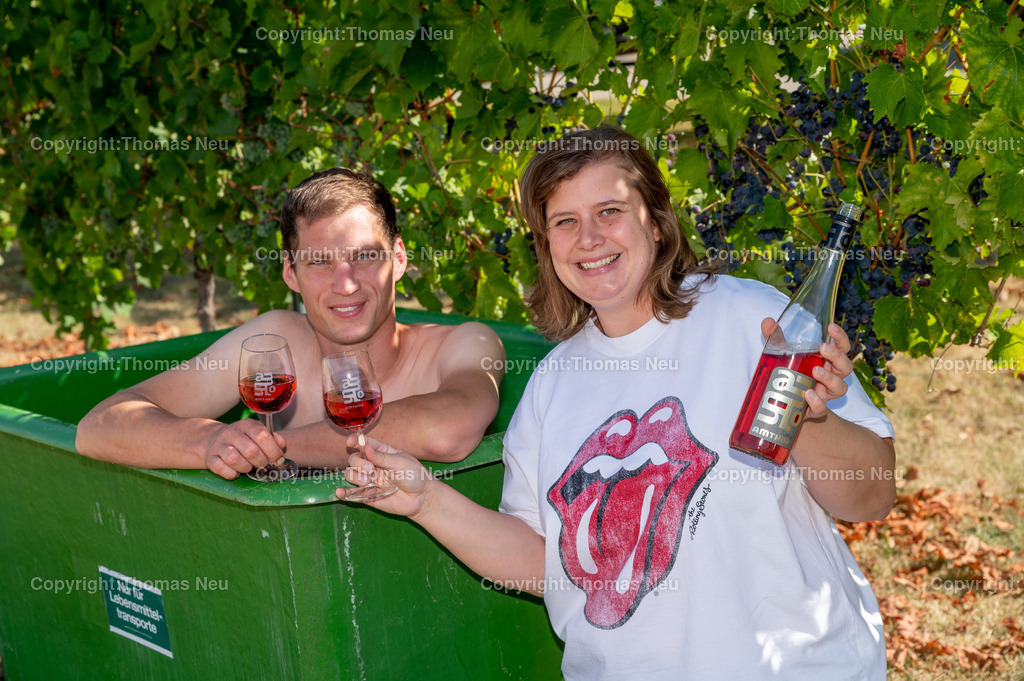 DSC_8823 | bss, Heppenheim, Winzerfestbeilage, Weingut Amthor, Abkühlung in der Weinbütte, Patrick und Barbara Amthor, , ,, Bild: Thomas Neu