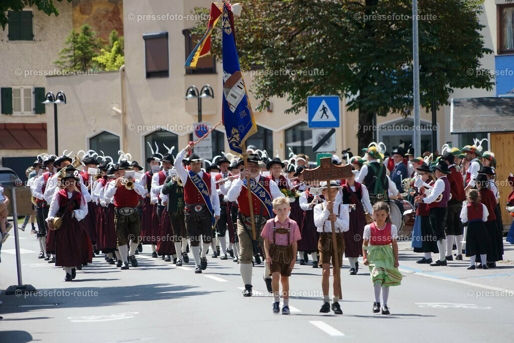 08a-HOEFEN-Bundesmusikfest-2023-Juni16-Reutte-DSC06416 | Info aus dem Bezirk Reutte/Ausserfern Tirol sowie eine umfangreiche Bilddatenbank über die gesamte Region: Lechtal, Talkessel Reutte, Tannheimertal, Zwischentoren. Lech, Plansee, Zugspitze, Grenztunnel, B179, Fernpassstraße, Verkehr, Lawinen, Tradition, - Realisiert mit Pictrs.com