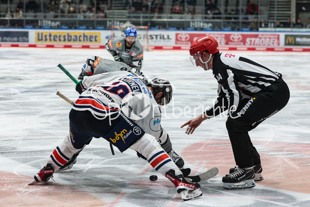 Augsburger Panther - Iserlohn Roosters | Eric CORNEL (ISR #18) beim Bully gegen Justin VOLEK (AEV #9)