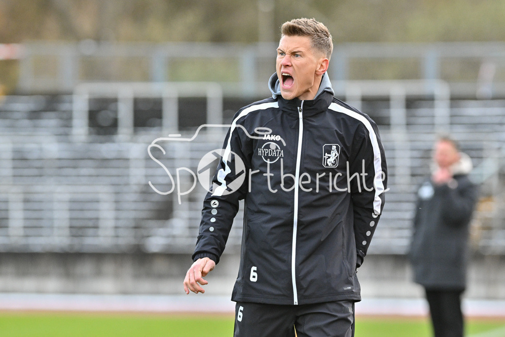 TSV Schwaben Augsburg - FC Augsburg II | im Bild TSV Schwaben Trainer Matthias OSTRZOLEK in Aktion / Freisteller/. Einzelfoto / Regionalliga Bayern: TSV Schwaben Augsburg - FC Augsburg II, Rosenaustadion am 23.11.2024