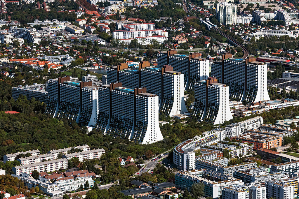 dr__0090932.jpg | WIEN 23.09.2021 Hochhaus- Gebäude im Wohngebiet Wohn- und Kaufpark Alterlaa in Wien in Österreich. // High-rise building in the residential area Wohn- and Kaufpark Alterlaa in Vienna in Austria. Foto: Daniel Reiter