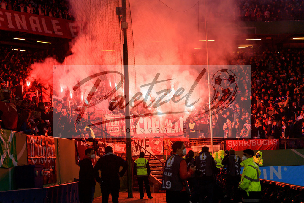 HSVSCF20220419_063 | Fussball, Herren: . Fans von SC Freiburg beim DFB-Pokal-Halbfinalspiel zwischen Hamburger SV und SC Freiburg im Volksparkstadion am 19.04.2022 in Hamburg, Deutschland.DFB / DFL REGULATIONS PROHIBIT ANY USE OF PHOTOGRAPHS AS IMAGE SEQUENCES AND/OR QUASI-VIDEO. - Realisiert mit Pictrs.com